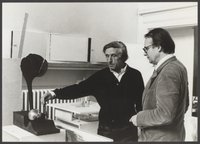 Fotoaufnahme von Bernhard Heiliger in seinem Atelier mit Wieland Schmied