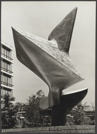 Aufnahme von Bernhard Heiligers Bronzeskulptur „Zeichen 74“ von 1974 vor den Gebäuden der LBM-LZB des Architekten Sep Ruf im Tucherpark in München