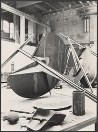 Ansicht der Skulpturen "Solarica-X" und "Solarica-Y" von Bernhard Heiliger im Entstehungsprozeß in der Werkstatt
