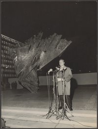 Willy Brandt übergibt der Stadt Berlin die „Flamme“ auf dem Ernst-Reuter-Platz, 1963