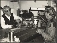 Bernhard Heiliger mit Ernst Schröder im Atelier
