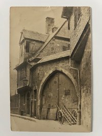 Gottfried Vömel, Frankfurt, Eingang zum ehemaligen Pfarrhaus in der alten Schlesingergasse Nr. 6, Abzug nach einer alten Platte von 1880, ca. 1905.