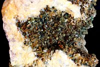 Pyrit & Chalkopyrit-Kristalle mit Baryt & Siderit