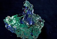 Azurit-Kristalle mit erdigem Malachit