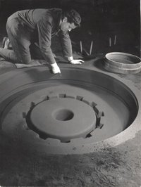 Schwarz-Weiß-Aufnahmen in der Giesserei der Firma Zettelmeyer