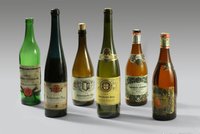 Verschiedenen Weinflaschen und Hefe-Brandweinflasche aus Bodendorfer Anbau