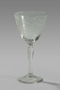 Dünnwandiges Weinglas mit Traubenschliff in Art Déko