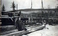 Junge Frau sitzt vor der 1940 erstellten hölzernen Ahrbrücke