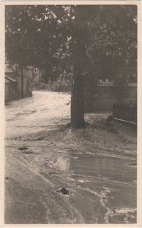 Nach Starkregen wird Straße zu einem reißenden Bach