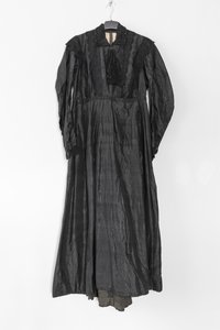 Kleid aus schwarzem Seidentaft mit Spitzenbesatz, um 1910-1920