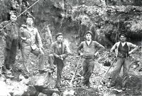 Arbeiter beim Ausheben des Maschinenschachtes der Grube Eisenberg