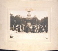 Fotografie einer Trachtengruppe am Ostertagbrunnen; um 1910
