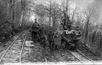 Sechs Soldaten auf Gleisen