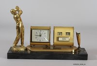 Tischset mit Marmorfuß, Uhr, Kalender, Stifthalter und einer Golfer-Figur