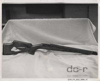 Schwarzweißfoto, Jagdwehr mit geschnitztem Gewehrkolben