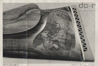 Schwarzweißfoto, Detailaufnahme der Kunstschnitzerei an einem Gewehrkolben