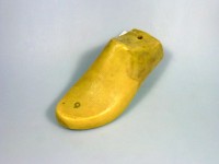 Schuhleisten aus gelbem Kunststoff