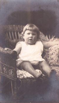 Foto kräftiges Kind im Korbsessel