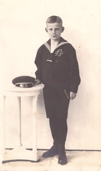 Foto Junge im Matrosenanzug