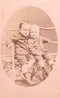 Foto zwei kleine Jungen auf einer Bank im Fotoatelier