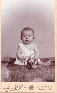Foto Kleinkind sitzend auf einem Fell