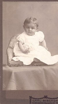 Foto Kleinkind im weißen Kleid im Atelier
