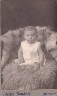 Foto Kind sitzend auf einem Fell