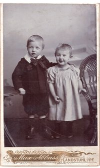 Foto zwei kleine Kinder im Fotoatelier