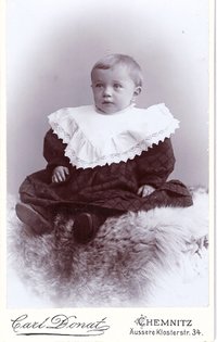 Foto Kind mit großem, weißem Kragen