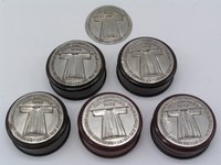 5 Bakelitdosen mit Metallplaketten vom heiligen Rock zu der Ausstellung 1933