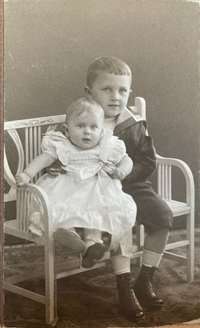 Foto zwei Kinder auf einer Bank