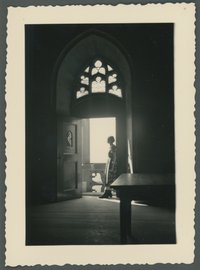 Fotografie eine Raumes mit gotischer Tür