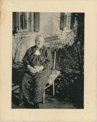Porträt einer alten Dame im Garten