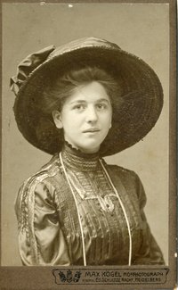 Portrait einer Dame mit großem Hut