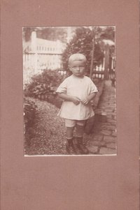 Foto kleines Kind im Garten