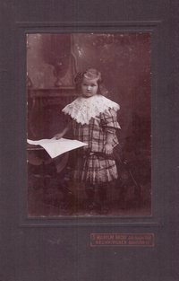 Foto Kind mit Kleid und Spitzenkragen