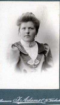 Portraitaufnahme einer jungen Dame mit rundem Gesicht