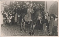 St. Martin auf dem Pferd an Kirchtreppe 1949