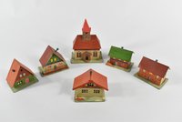 Lichterdorf aus Pappe bestehend aus einer Kirche und fünf Häusern