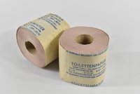 Zwei Rollen farbiges Toilettenpapier aus Krepp