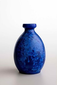 Kleine oval geformte Vase aus Porzellan