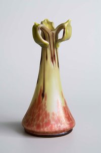 Vase aus gelblich milchigem Grundglas mit eingeschmolzenen braunen Glasfäden