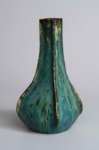 Vase mit quadratischer Mündung