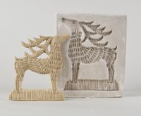 Matrize und Keramikfigur eines Hirsches