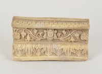 Ofen-Simskachel mit antikisierendem Ornamentfries