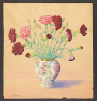 Nelken in Rottönen in Vase mit Blumenmuster