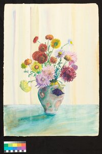 Bunte Blumen in bauchiger Vase mit vergoldetem Rand
