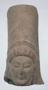 Archaischer Terrakottakopf einer Göttin mit hohem Polos