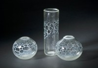 Zwei kugelige Vasen & Stangenvase