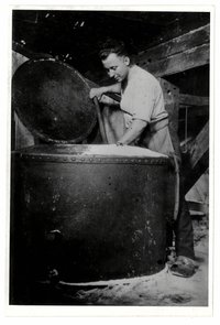Reproduktion einer Fotografie eines Salinenarbeiters